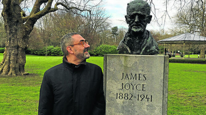 Antonio Rivero Taravillo, junto a la estatua de Joyce en St. Stephen's Green.