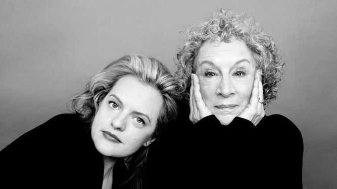La escritora Margaret Atwood y la actriz Elisabeth Moss, protagonista de la serie 'El cuento de la criada'.