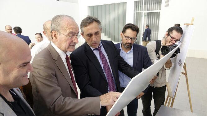 Sergio Brenes, Francisco de la  Torre, José María López Cerezo y  Francisco Pomares, ayer, en  la  entrega de una promoción de VPO .