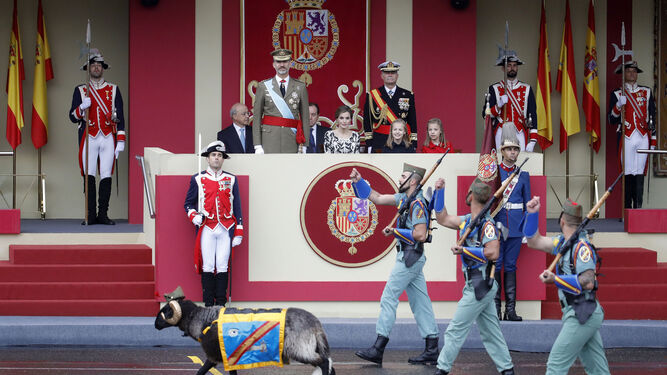 El Rey presidiendo el desfile militar por las calles de Madrid el pasado año.