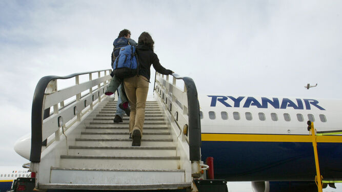 Dos viajeras suben a un avión de Ryanair.
