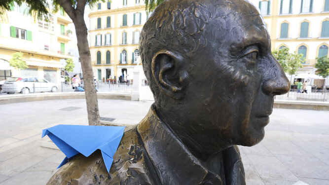 Una paloma de papel en la escultura de Picasso, en la plaza de la Merced.