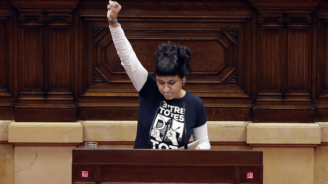 La diputada de la CUP Anna Gabriel alza el brazo tras su intervención el martes en el 'Parlament'.