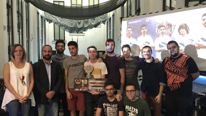 Los ganadores de la primera liga presencial de videojuegos de España.