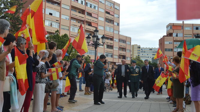 Los vecinos recibieron a los miembros de la Guardia Civil entre aplausos mientras ondeaban las banderas de España.
