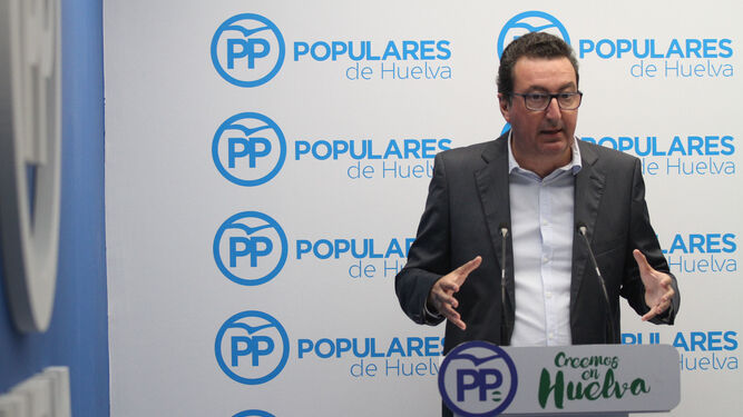 Manuel Andrés González, durante la rueda de prensa ofrecida esta mañana en la sede del PP.