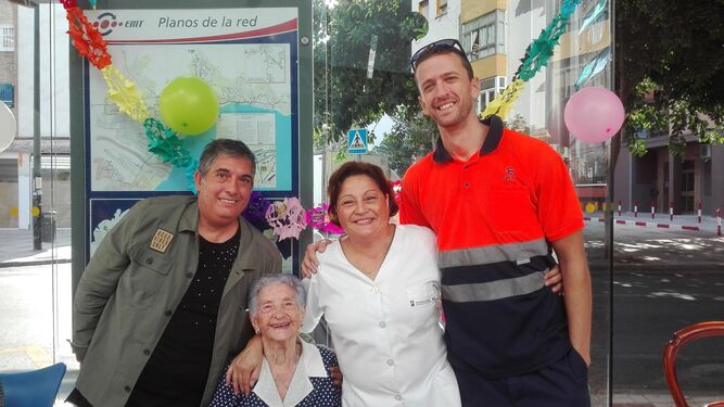 Fiesta sorpresa en la calle para celebrar su 105 cumpleaños