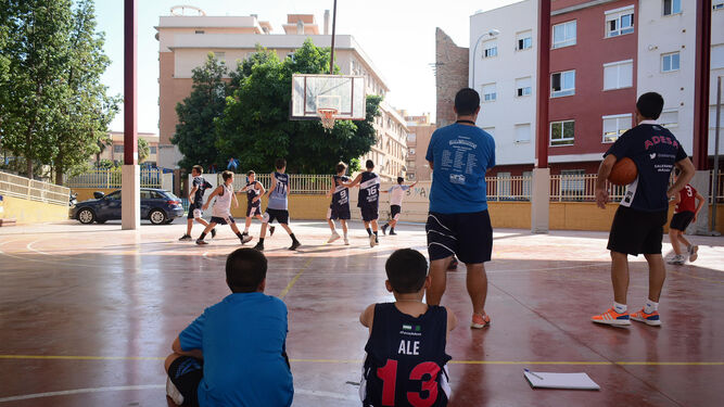 Menores entrenan al baloncesto en el colegio Lex Flavia.