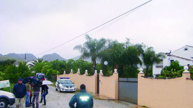 Un guardia civil en la entrada de la finca el día que murió Lucía Garrido.