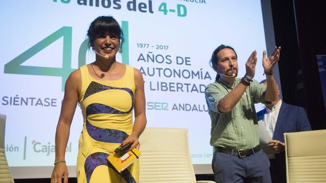 Teresa Rodríguez y Pablo Iglesias saludan al público que asistió a su debate sobre el 4-D ayer en Sevilla.