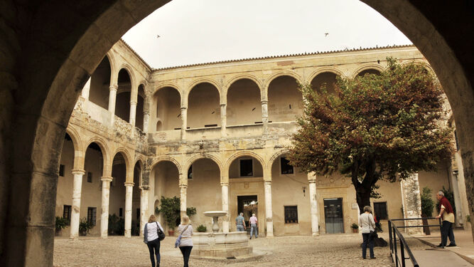 Patio de armas o de las columnas del Castillo Palacio de los Ribera, que será restaurado por el Ministerio de Fomento y el Ayuntamiento de Bornos.