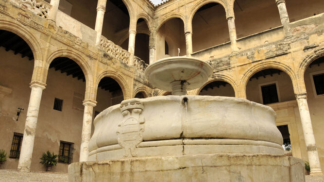 Fuente de mármol del patio de armas del palacio.