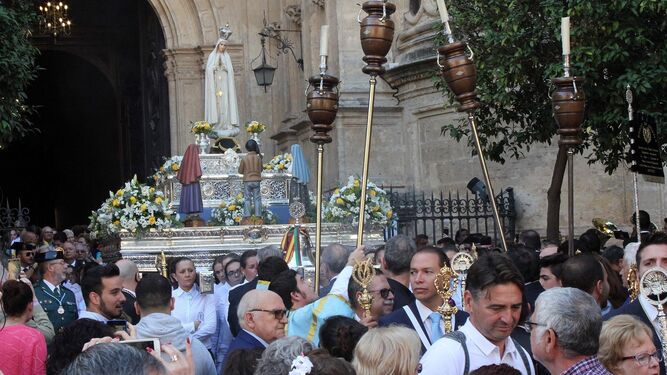 La Virgen de Fátima sale desde el interior de la Catedral tras la celebración de una eucaristía.
