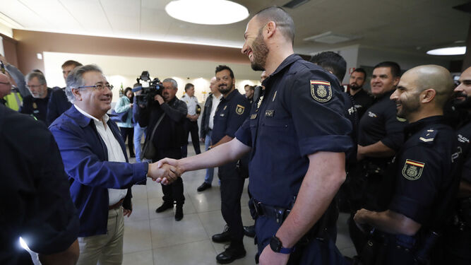 Zoido saluda a los miembros de la Policía Nacional alojados en un hotel de La Jonquera.