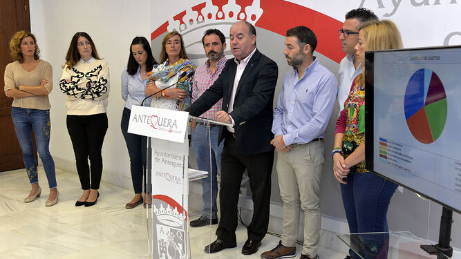 El equipo de Gobierno del Ayuntamiento de Antequera durante la presentación de las cuentas para 2018.