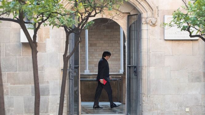 Carles Puigdemont, ayer, camino de la reunión del Consejo de Gobierno.