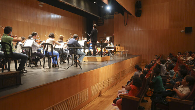 La Orquesta Filarmónica de Málaga interpreta una pieza, ayer, durante su actuación didáctica.
