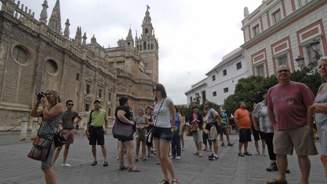 Un grupo de turistas pasea por el entorno de la Catedral, declarado Patrimonio de la Humanidad por la Unesco.