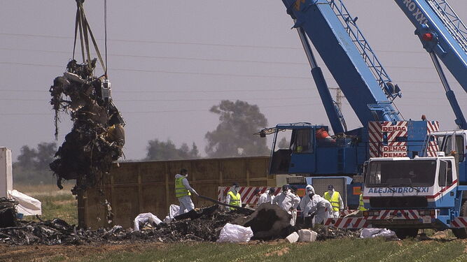 Recogida de los restos del avión militar A400M tras el accidente