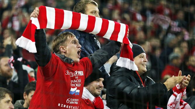 Los espectadores del Spartak animan en las gradas de su estadio.