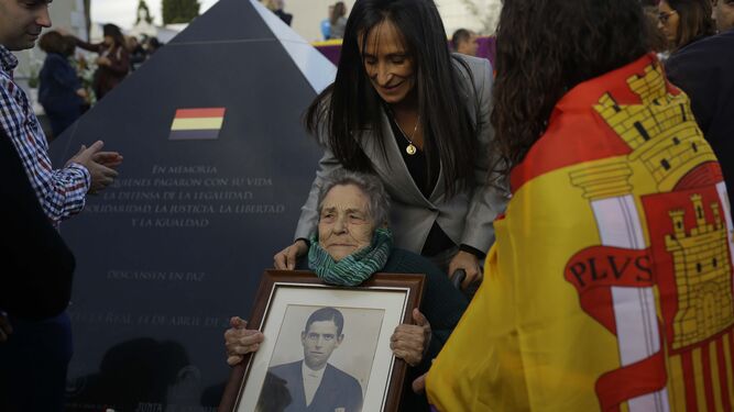Concepción Cruces muestra el retrato de su padre, Juan, al que ha podido enterrar 80 años después.