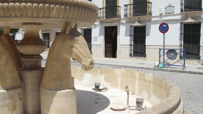 Una imagen de una fuente sin agua tomada el pasado mes de julio en Badolatosa, uno de los municipios que ya han sufrido cortes en el suministro.