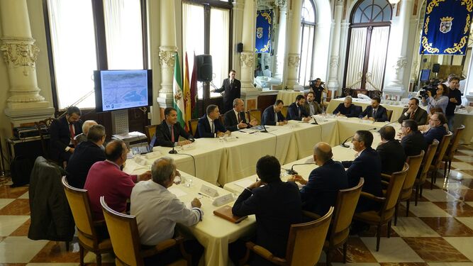 Imagen de la reunión celebrada ayer en el Ayuntamiento de Málaga.