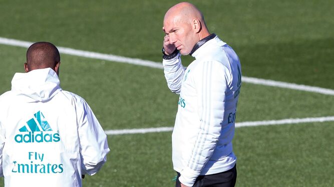 Zidane conversa en Valdebebas con su ayudante
