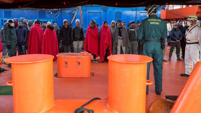 Varios de los inmigrantes rescatados, en uno de los buques de Salvamento.