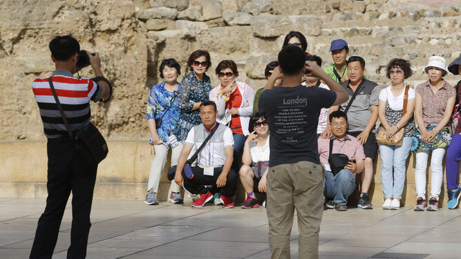 Varios turistas japoneses en junto a la Alcazaba.