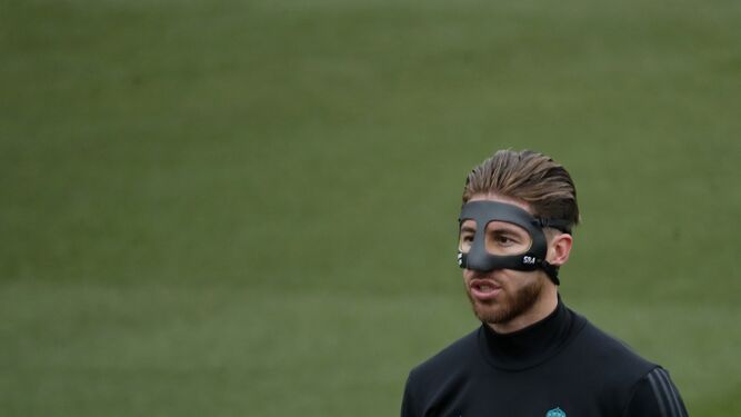 Ramos, con la máscara protectora tras la fractura que sufrió en el derbi