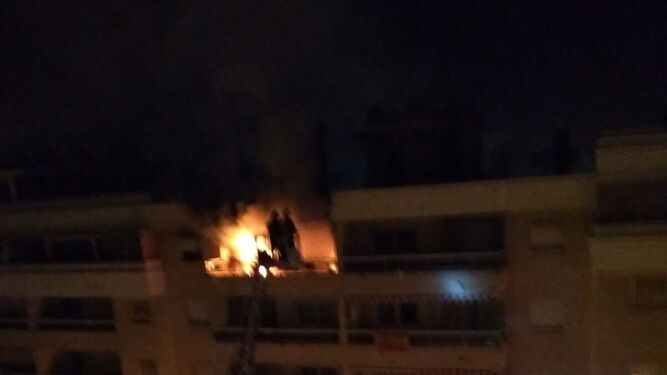 Tres heridos en un incendio en una vivienda de la capital