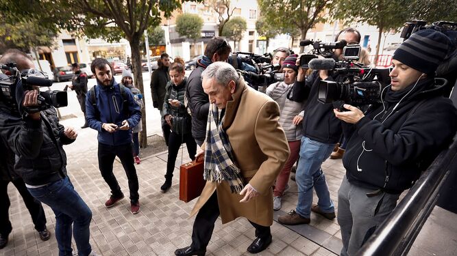El abogado de la víctima a su llegada a la sede judicial de Pamplona
