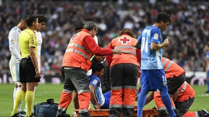 Juan Carlos es atendido por los servicios médicos, el pasado sábado en el Santiago Bernabéu.