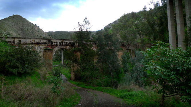 Imagen del acueducto a su paso por el arroyo Humaina.