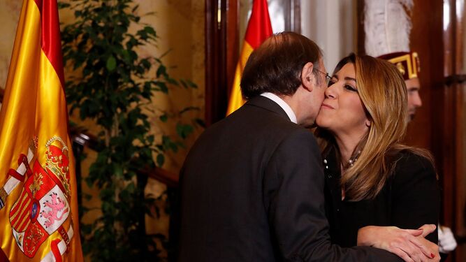 El presidente del Senado, Pío García Escudero, saluda a Susana Díaz durante la recepción por el Día de la Constitución, ayer en Madrid.