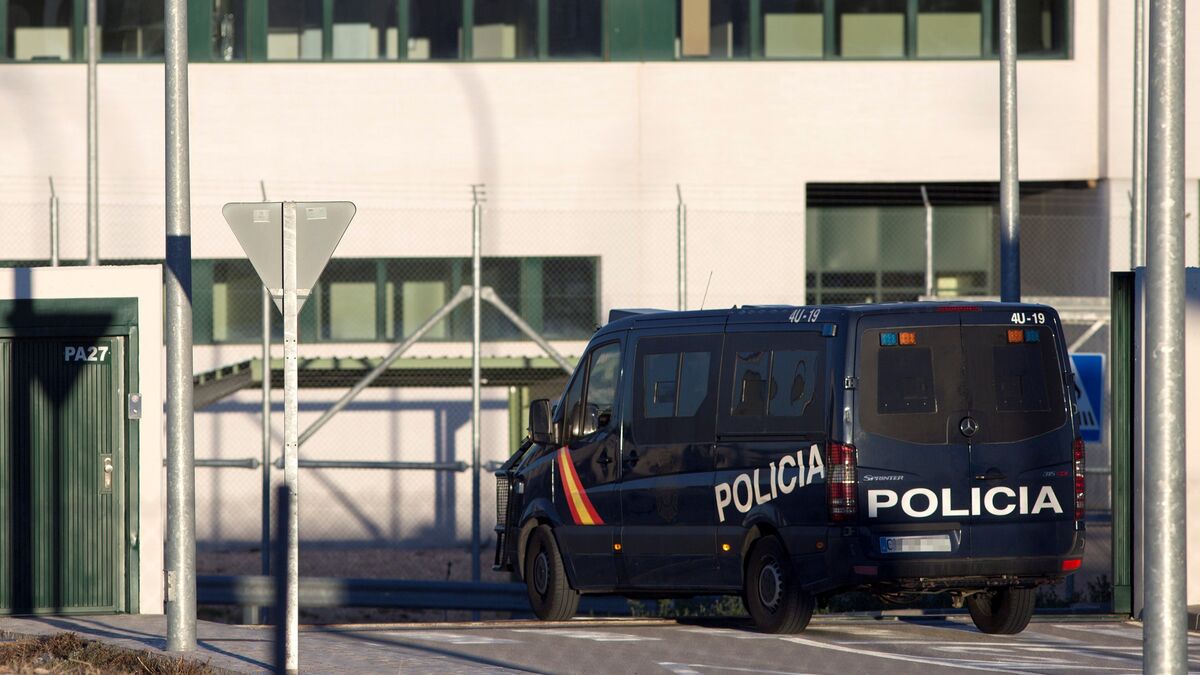Un furgón de la Policía Nacional accede a la prisión.
