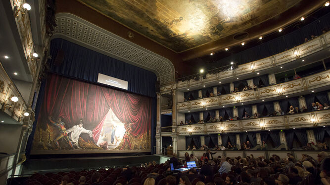 El Teatro Cervantes de Málaga, con el recién restaurado telón original de Bernardo Ferrándiz.