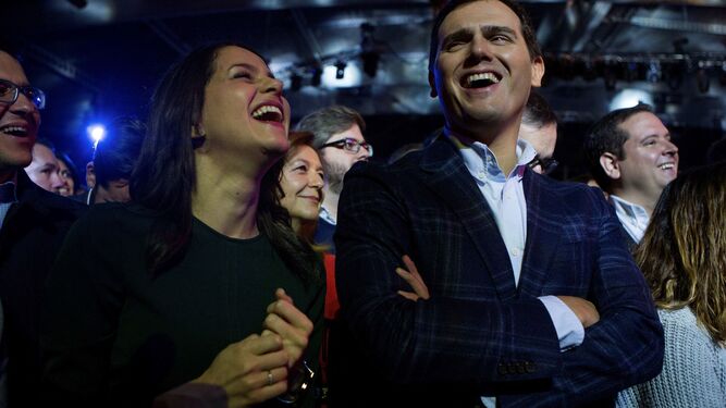 Arrimadas y Rivera ríen durante la actuación de la chirigota del Selu, ayer en el mitin de Ciudadanos.