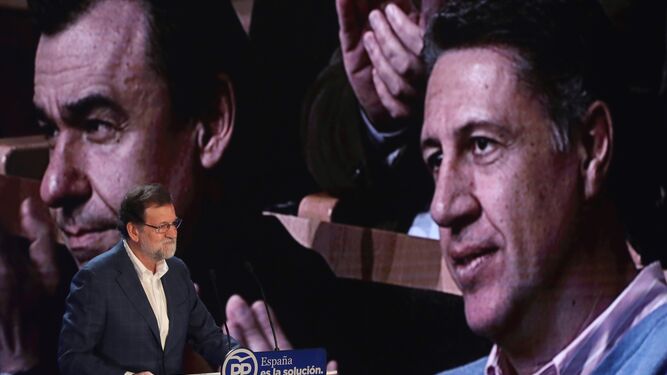 El presidente del Gobierno, Mariano Rajoy,  junto al candidato del PPC a la Generalitat, Xavier García Albiol.
