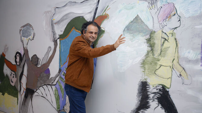 Rafael Alvarado, con su mural, ayer, en el Museo Picasso.
