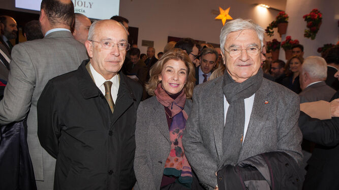 El ex alcalde de Sevilla Manuel del Valle, con los abogados Victoria Garc&iacute;a-A&ntilde;overos y Francisco Baena Bocanegra.
