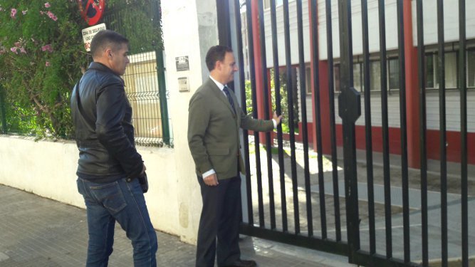 El alcalde de El Puerto visita el centro escolar.