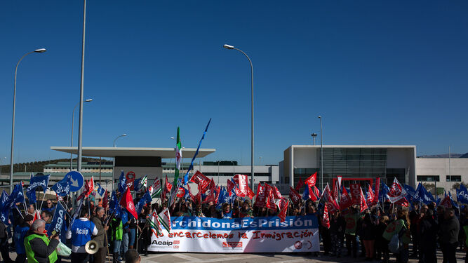 Protesta de los sindicatos ante la cárcel de Archidona.
