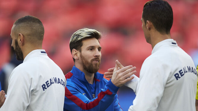 Messi y Cristiano se saludan durante un 'Clásico'