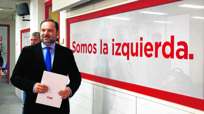 El secretario de Organización del PSOE, José Luis Ábalos, a su llegada a la rueda de prensa ayer en la sede federal del PSOE de la calle Ferraz.