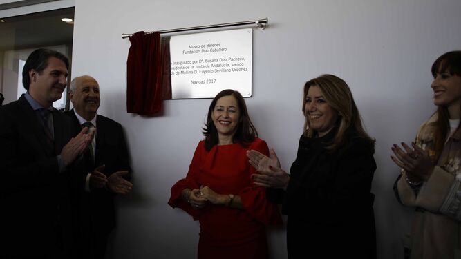 Susana Díaz, ayer, en Mollina, tras descubrir la placa del Museo de los Belenes.