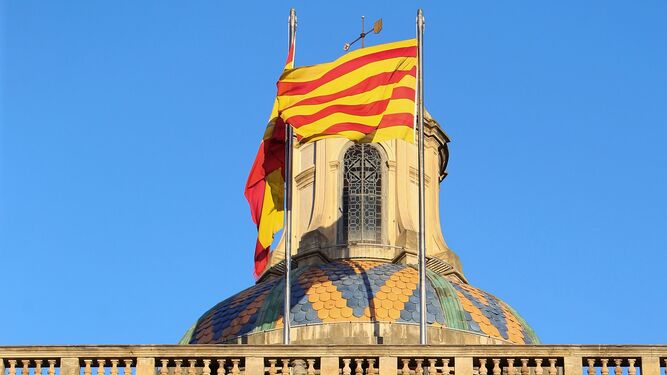 La bandera española y la señera no fueron arriadas, allí seguían el 28-0, después de proclamar la república.