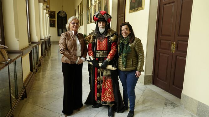 La concejala Teresa Porras junto al emisario real en el Ayuntamiento.