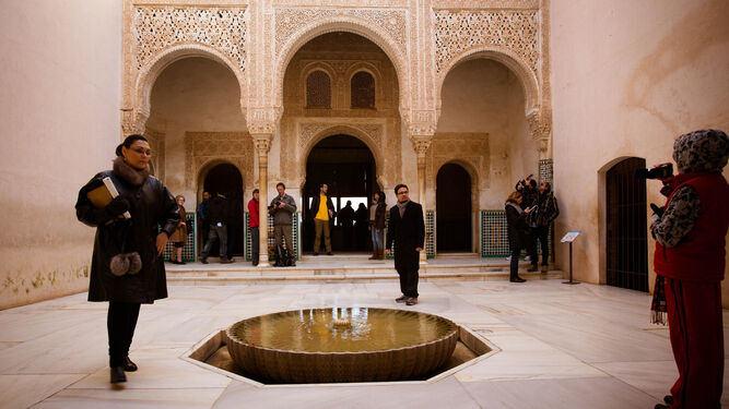 Visitantes en la Alhambra.